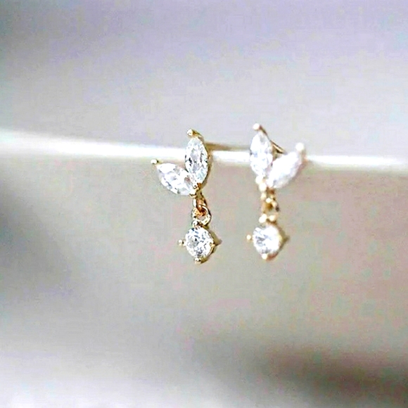 Gold or silver plated .925 sterling french zirconia clover stud earrings; nwot - Picture 3 of 6